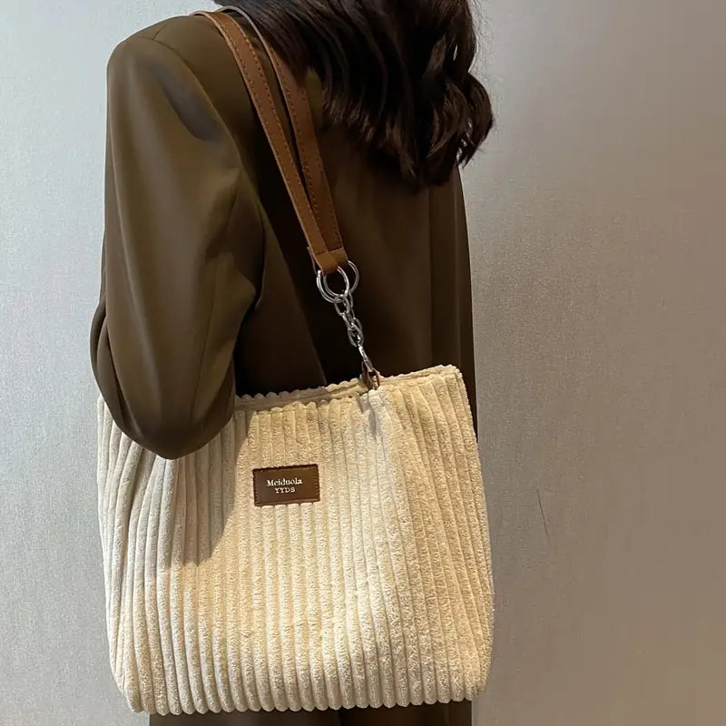 Alvhilde | Borsa morbida a coste con elegante catena metallica