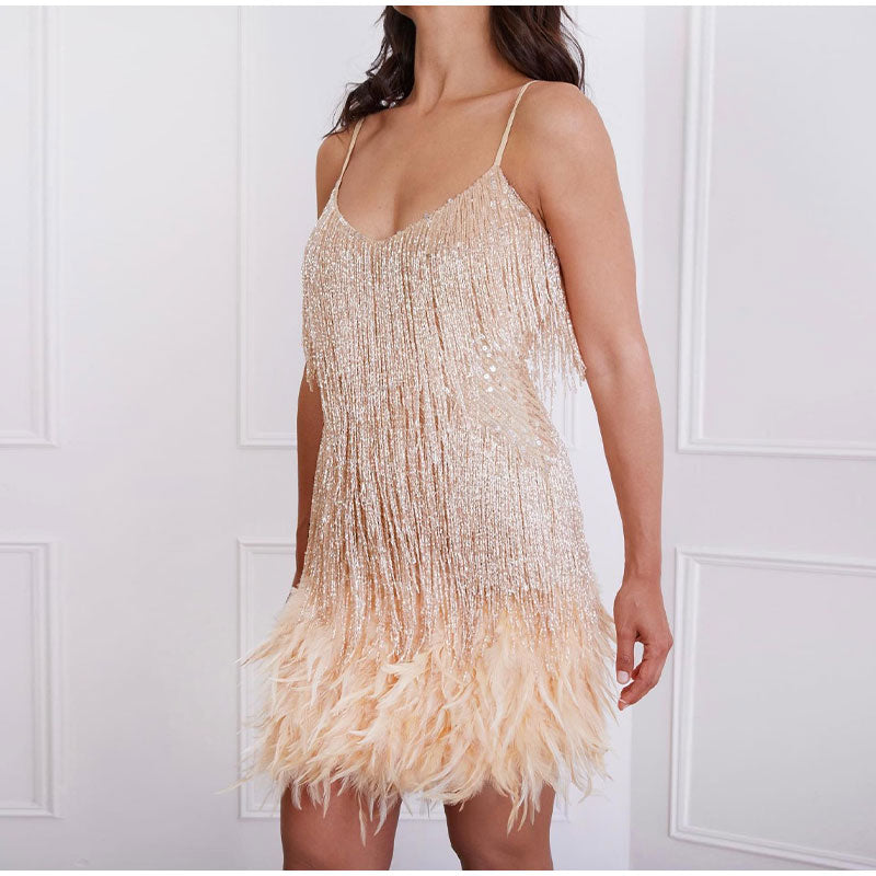 Mara - Un elegante vestito da cocktail con decorazioni in piume