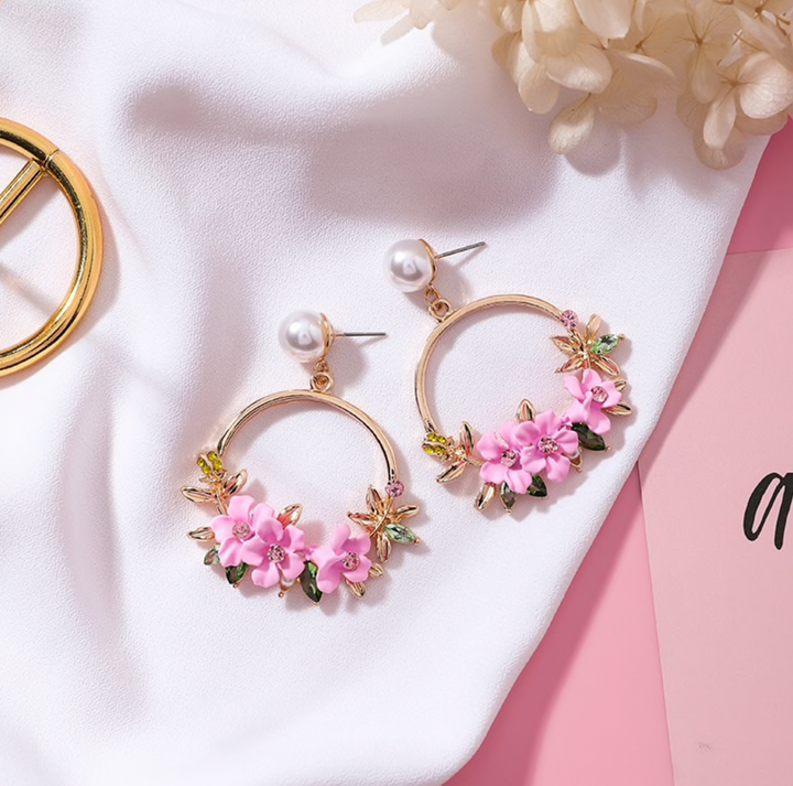 Orecchini Eleganti in Oro con Fiori e Perle