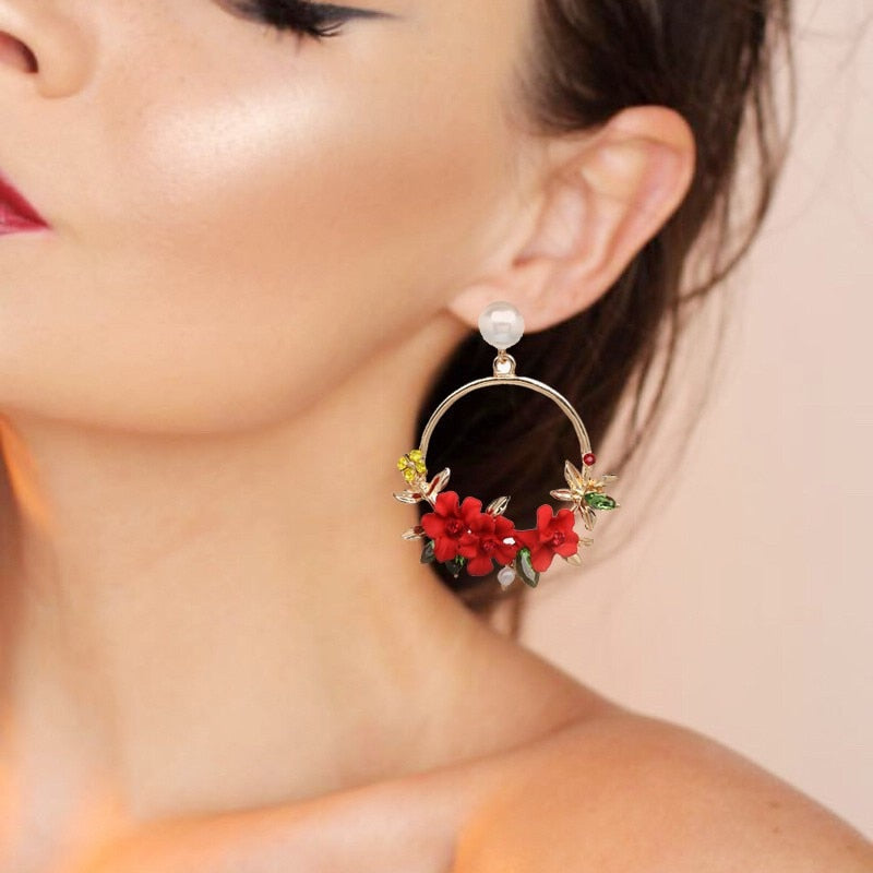 Orecchini Eleganti in Oro con Fiori e Perle