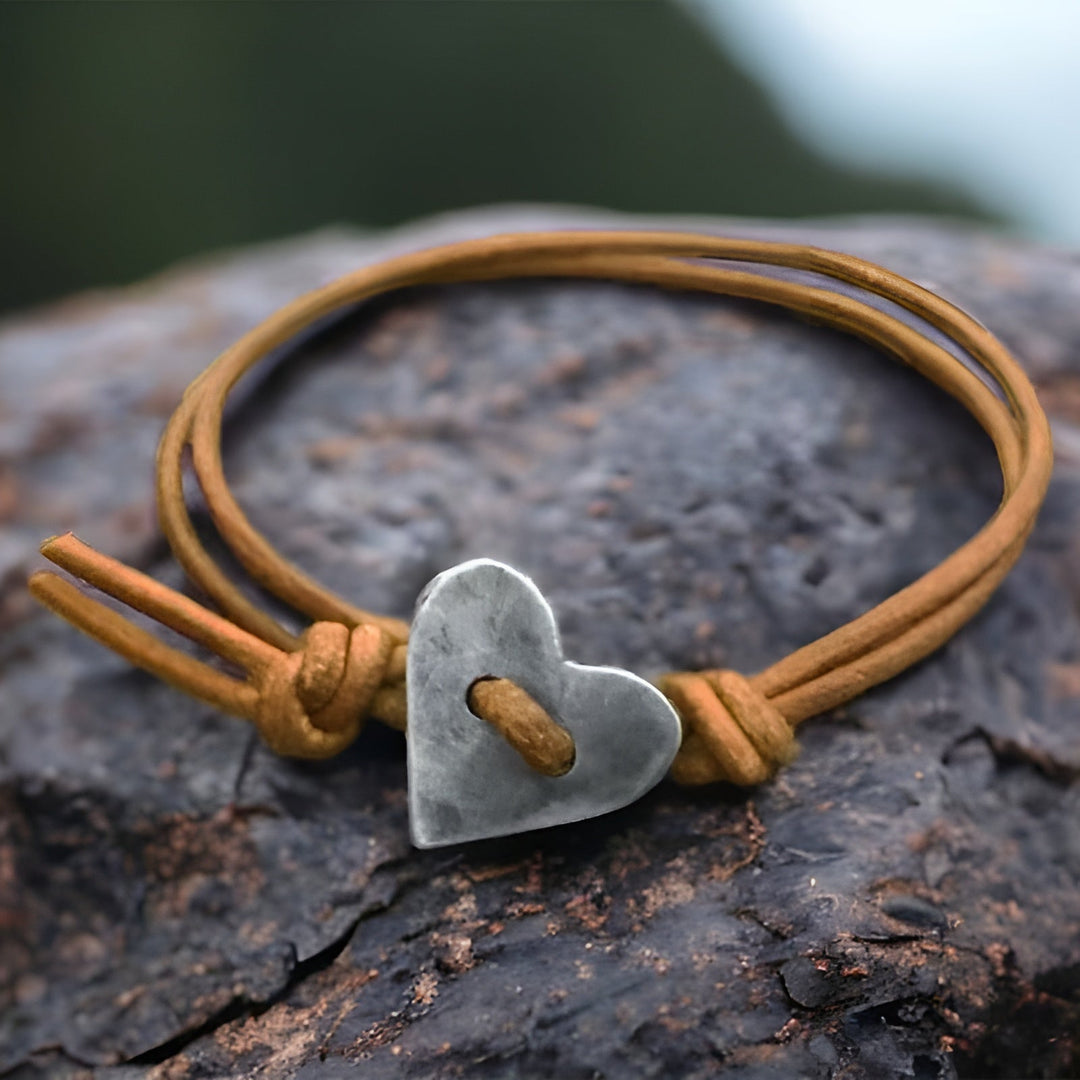 Amoura - Bracciale fatto a mano con simbolo del cuore