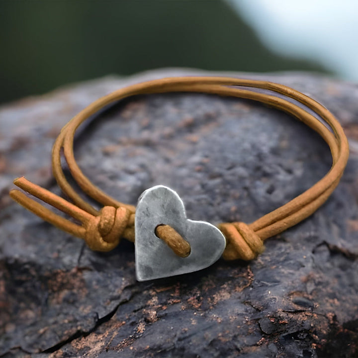 Amoura - Bracciale fatto a mano con simbolo del cuore