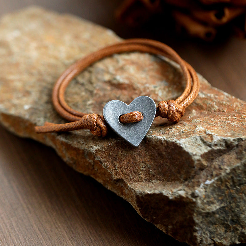 Amoura - Bracciale fatto a mano con simbolo del cuore
