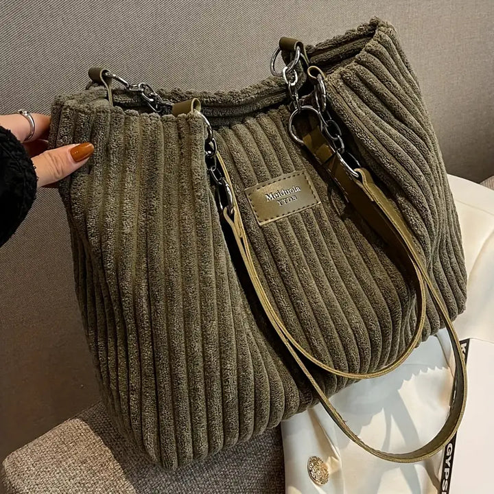 Alvhilde | Borsa morbida a coste con elegante catena metallica