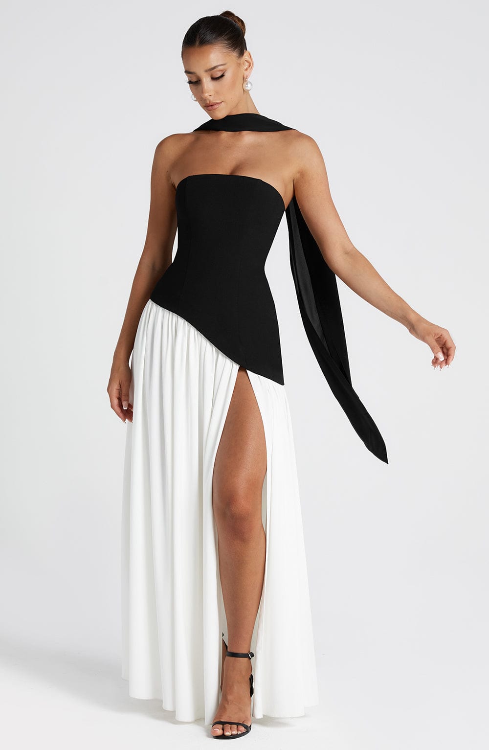 Vestito Maxi Senza Spalline per Donna con Apertura Alta e Vita Asimmetrica