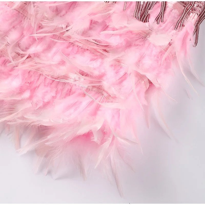 Mara - Un elegante vestito da cocktail con decorazioni in piume