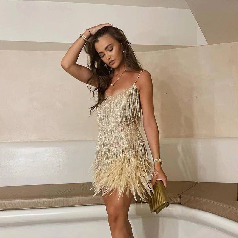 Mara - Un elegante vestito da cocktail con decorazioni in piume