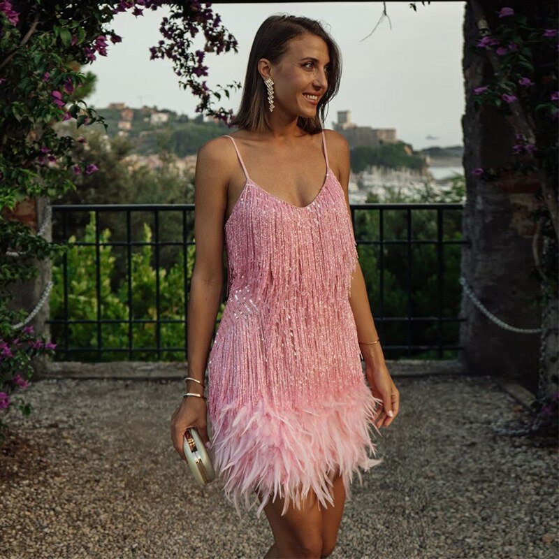 Mara - Un elegante vestito da cocktail con decorazioni in piume