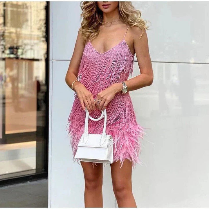 Mara - Un elegante vestito da cocktail con decorazioni in piume