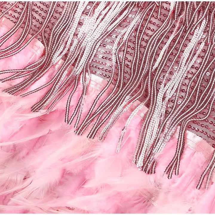 Mara - Un elegante vestito da cocktail con decorazioni in piume