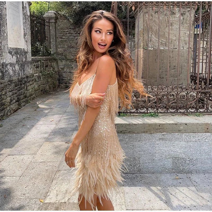 Mara - Un elegante vestito da cocktail con decorazioni in piume