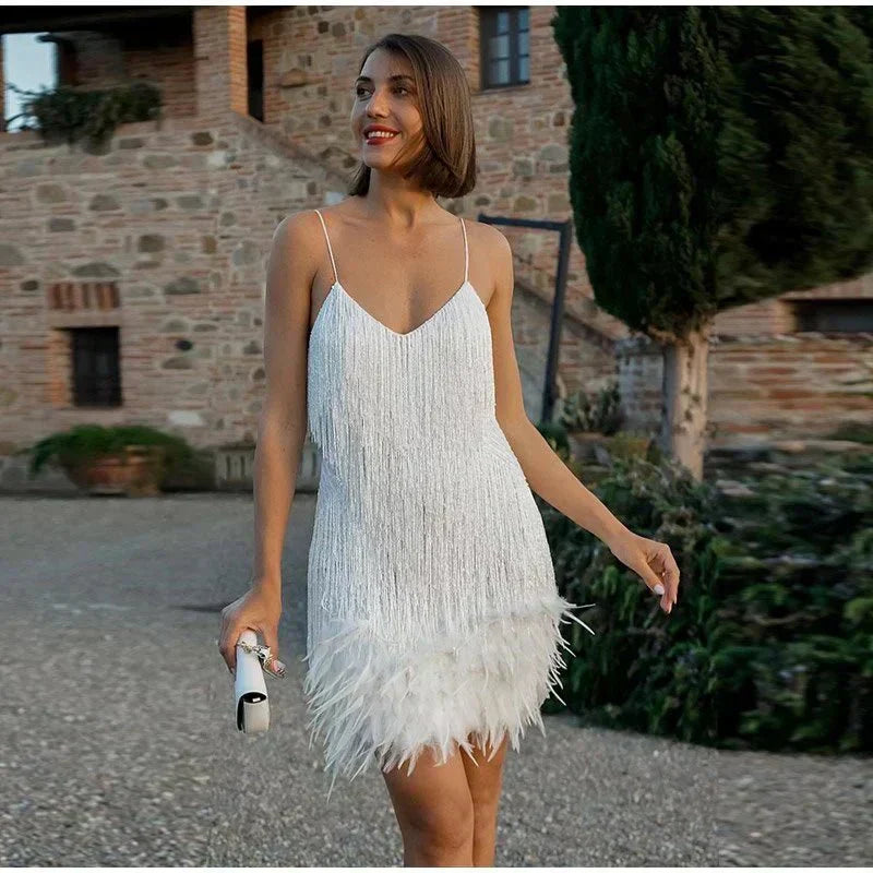 Mara - Un elegante vestito da cocktail con decorazioni in piume