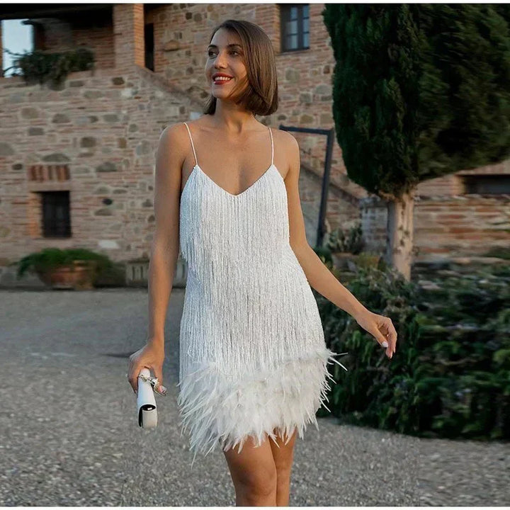 Mara - Un elegante vestito da cocktail con decorazioni in piume