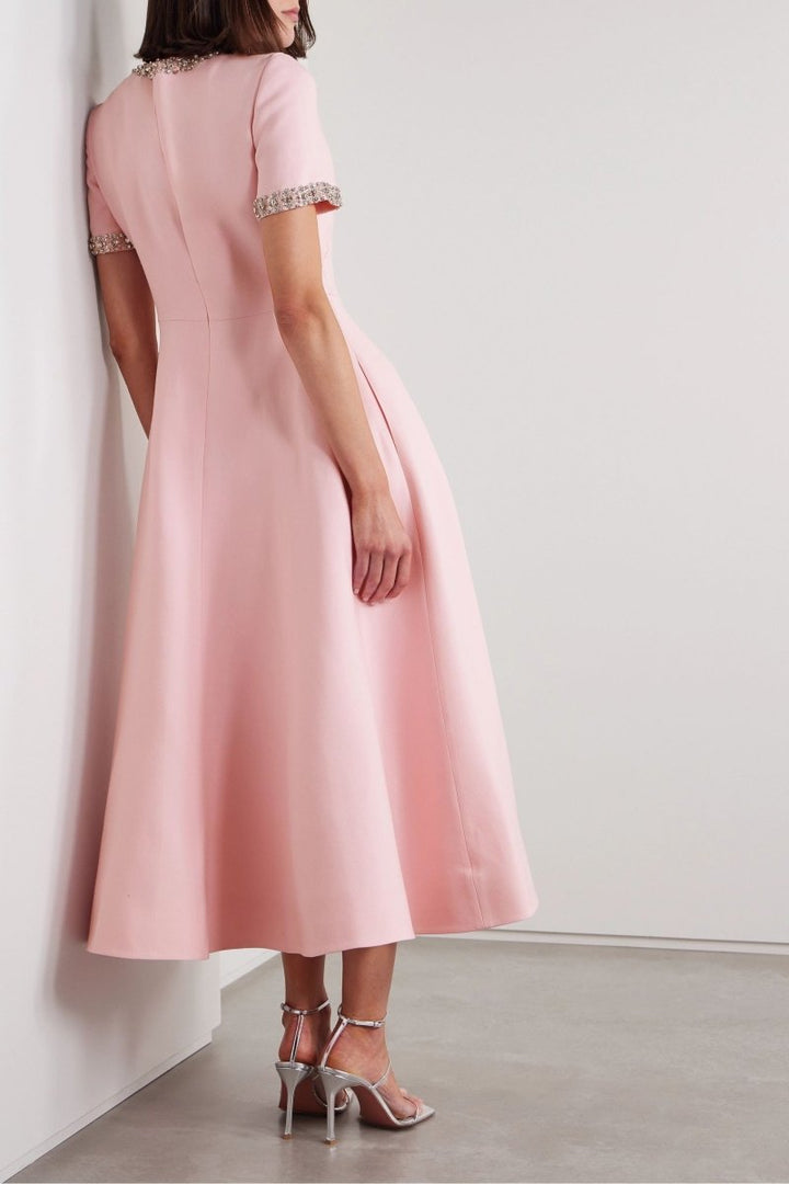 Vestito Midi Rosa con Decorazioni di Cristalli e Fiocco