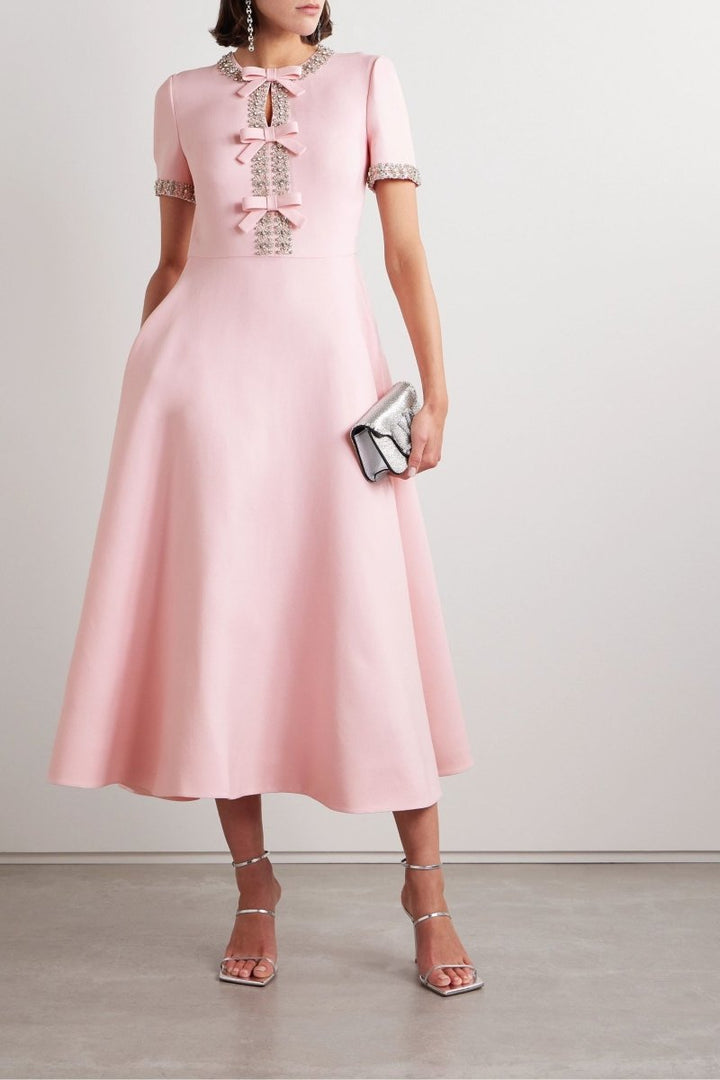 Vestito Midi Rosa con Decorazioni di Cristalli e Fiocco